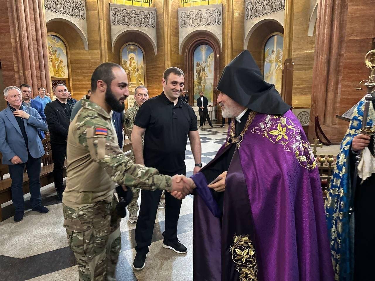 Церемония за изпращане на арменския доброволчески батальон на фронта в Украйна, проведена в арменската църква в Москва-3