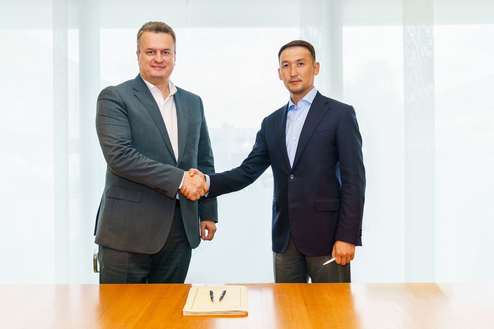 Сергей Назаренко - генерален директор по операциите на „AzerTelecom“, и Акимжан Ахълбеков - управляващ директор за бизнес развитието с държавните агенции на „Kazakhtelecom“, подписаха документ за регистрация на компанията.