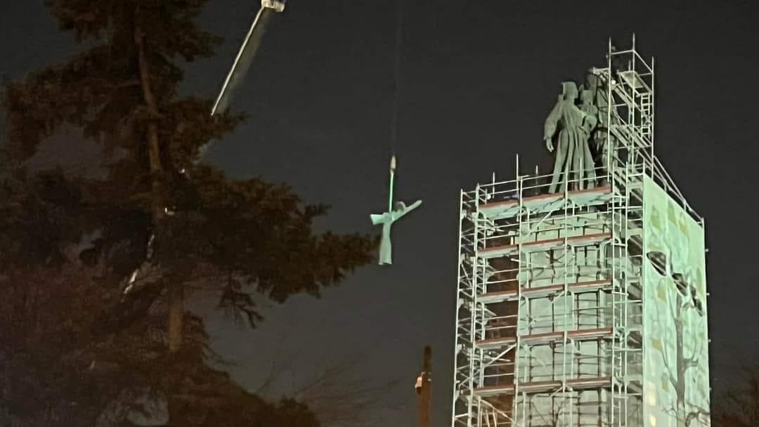 Ръката с автомата "Шпагин" е отрязана и слиза като петолъчката от Партийния дом