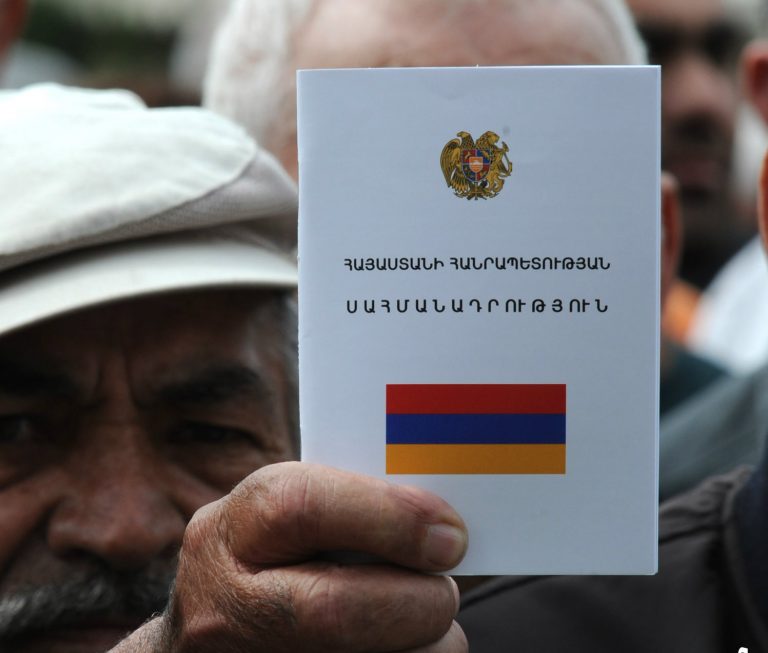 Протестиращ държи в ръка арменската Конституция